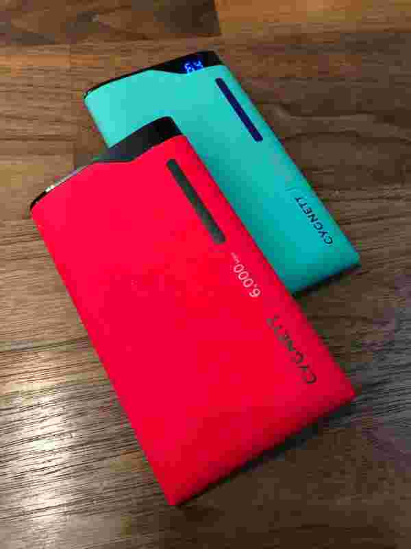 赤と緑色のモバイルバッテリー