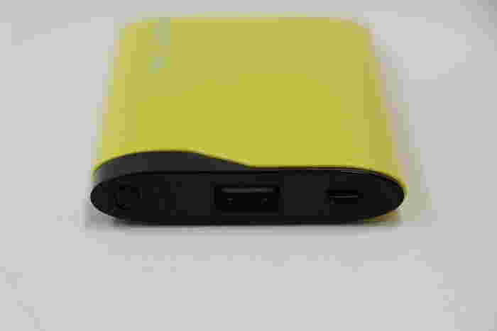 モバイルバッテリーの側面にある端子