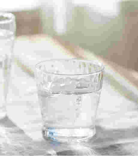 水の入ったグラス