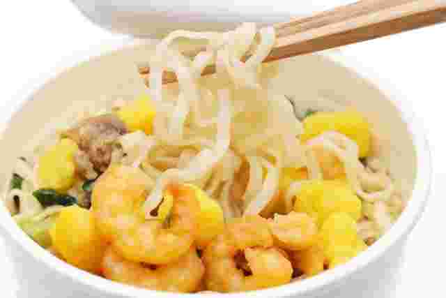 熱湯で作る簡単なインスタントラーメン