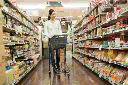 スーパーで商品を物色する女性