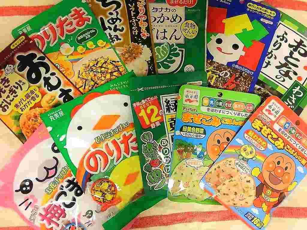 テーブルに並べれた色々なメーカーのふりかけ商品