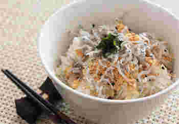 テーブルの上にお箸とごはんが盛られた丼ぶり