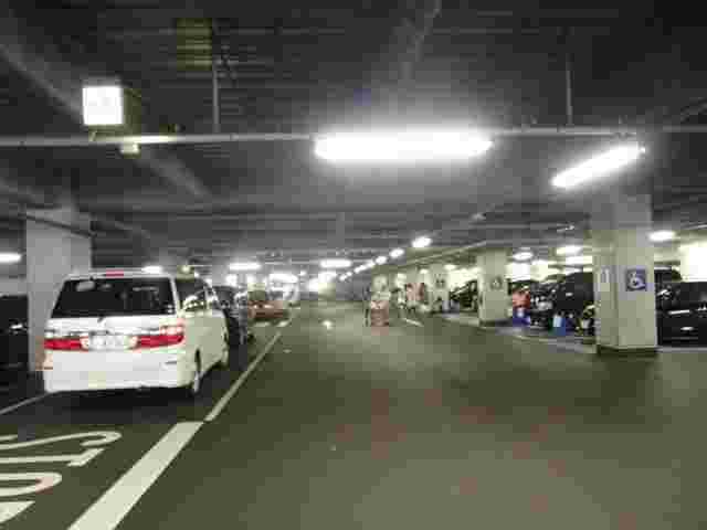 広々したコストコ川崎倉庫店の駐車場