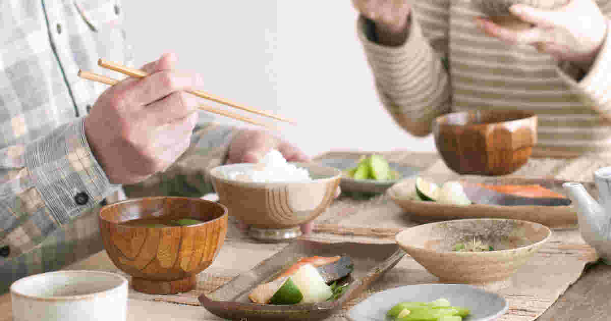 和食を食べている夫婦