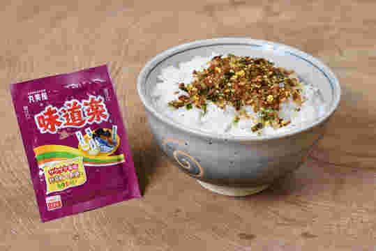 テーブルの上に置かれたふりかけの袋とごはん茶碗
