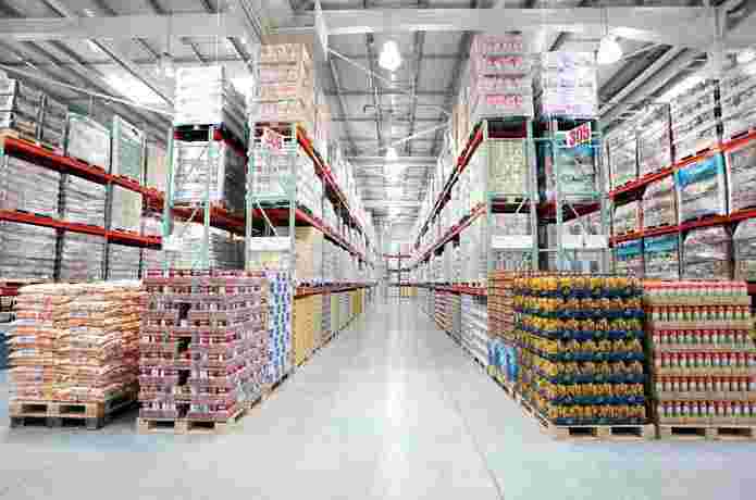 商品が高く積み上げられたコストコ店内