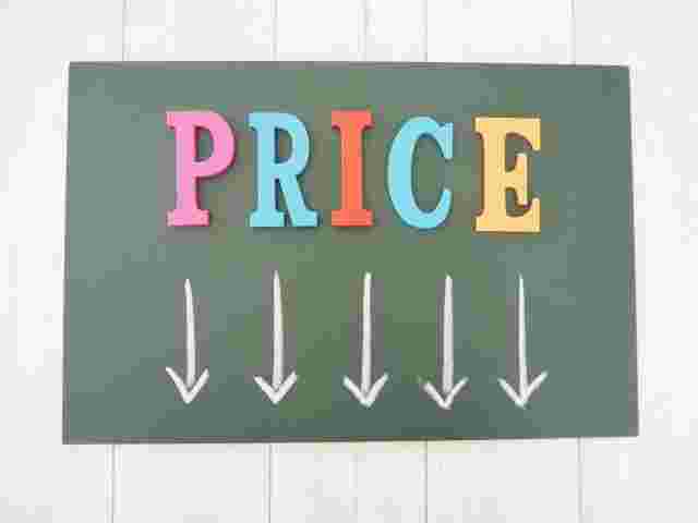 PRICEの文字と下矢印