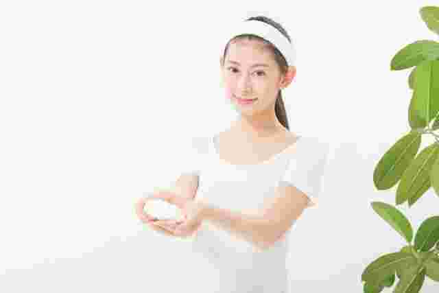 手のひらに泡を乗せた女性