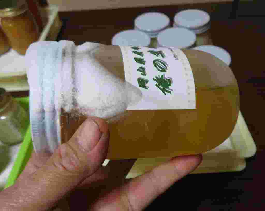 冷凍保存して霜がついている蜂蜜の瓶