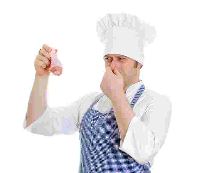 男性が鶏肉を持って臭そうにしている様子