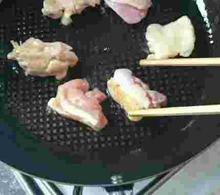 鶏肉をフライパンで炒めている様子