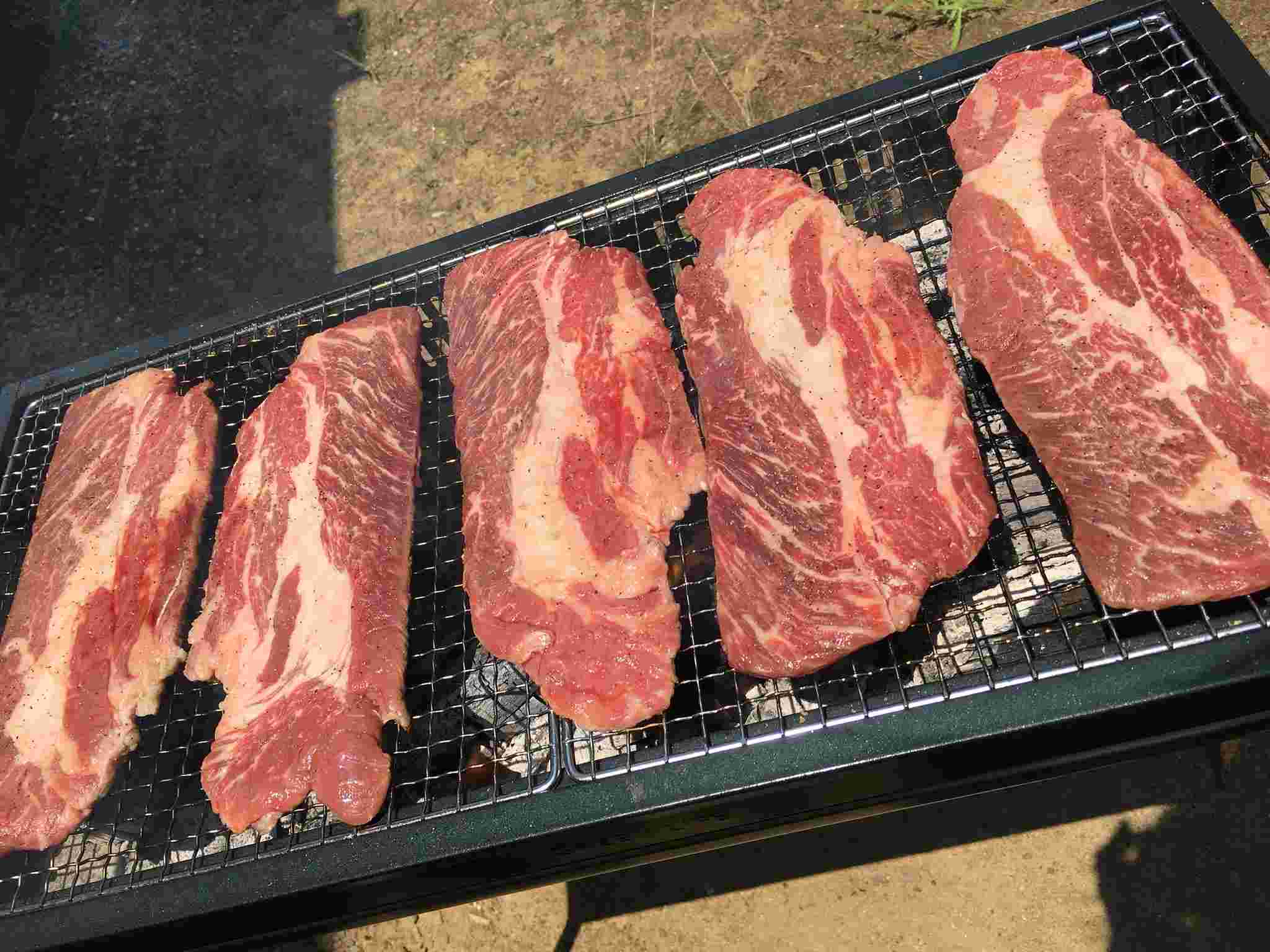 コストコの焼肉用の肉でバーベキューをしている様子