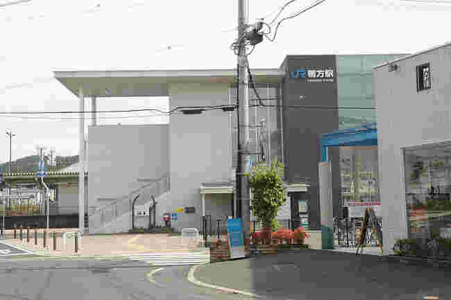 綺麗な外観の鴨方駅