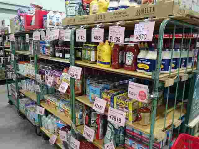 棚に陳列された缶詰めや調味料