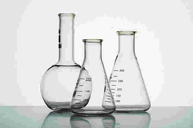 科学実験に使いそうなフラスコなど