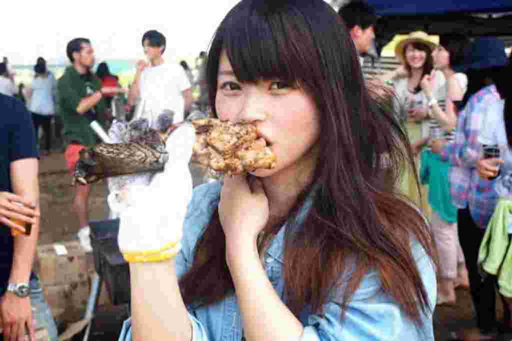ワニの手を食べている女性