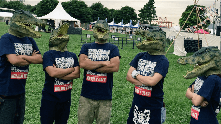 ワニの被りものを被った人たち