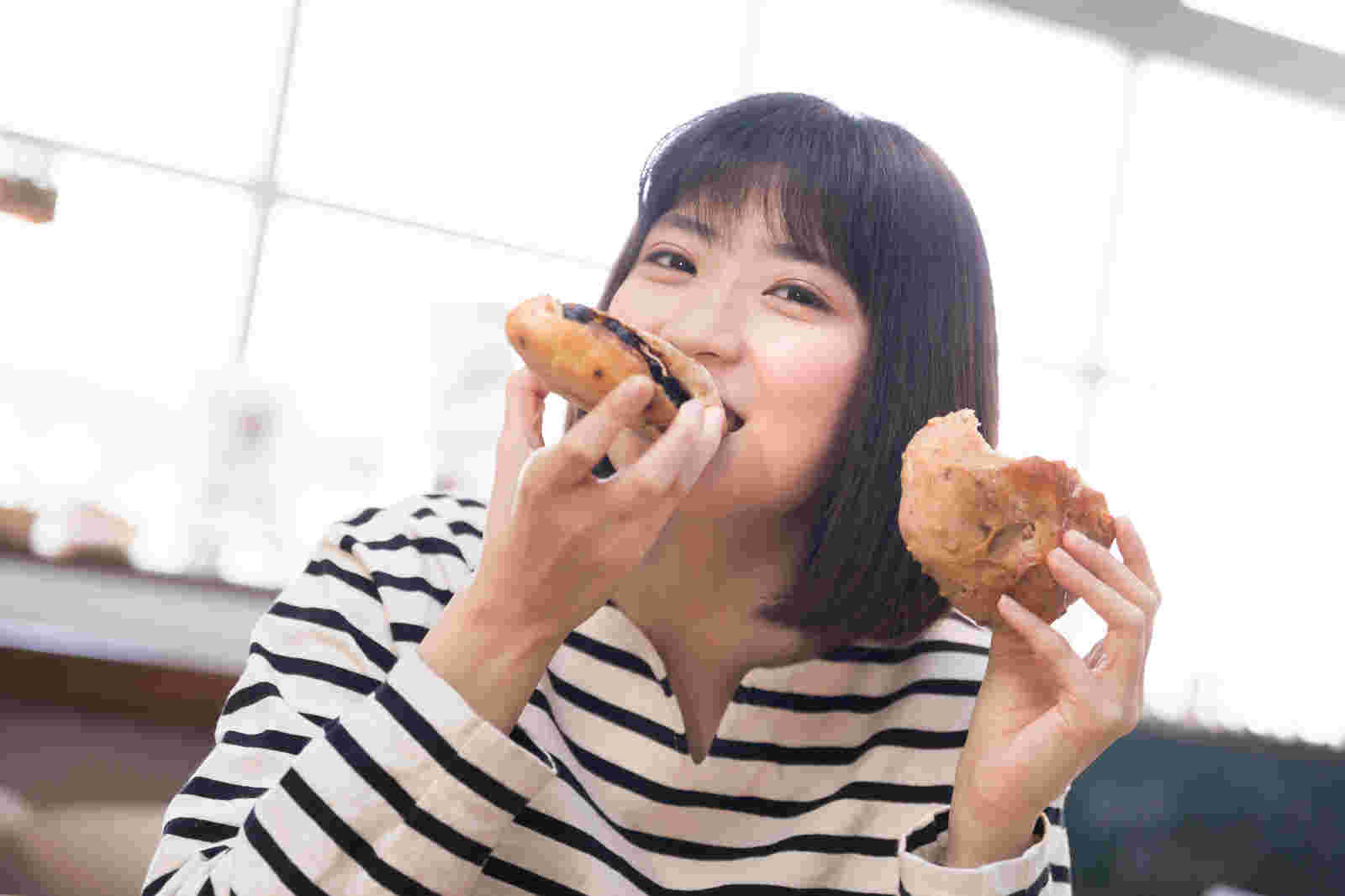 パンを食べる女性