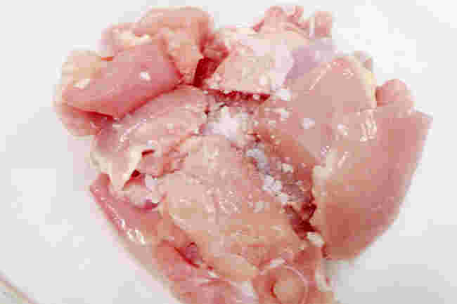 塩揉みをされた鶏の胸肉