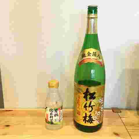 大瓶の酒と小瓶の料理酒が並べられている様子