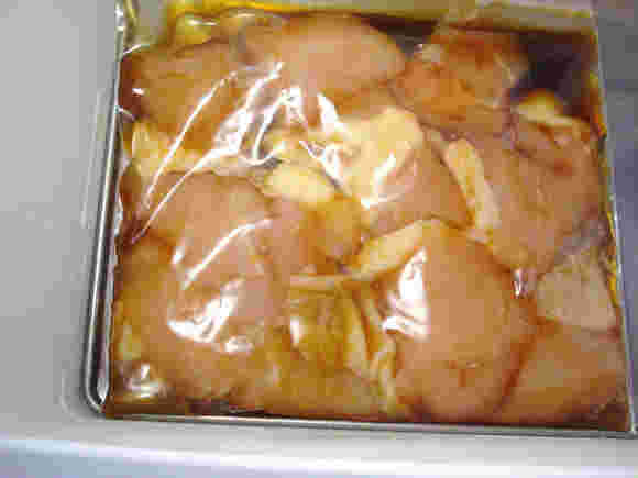 下味をつけた鶏肉をフリーザーパックに入れた様子
