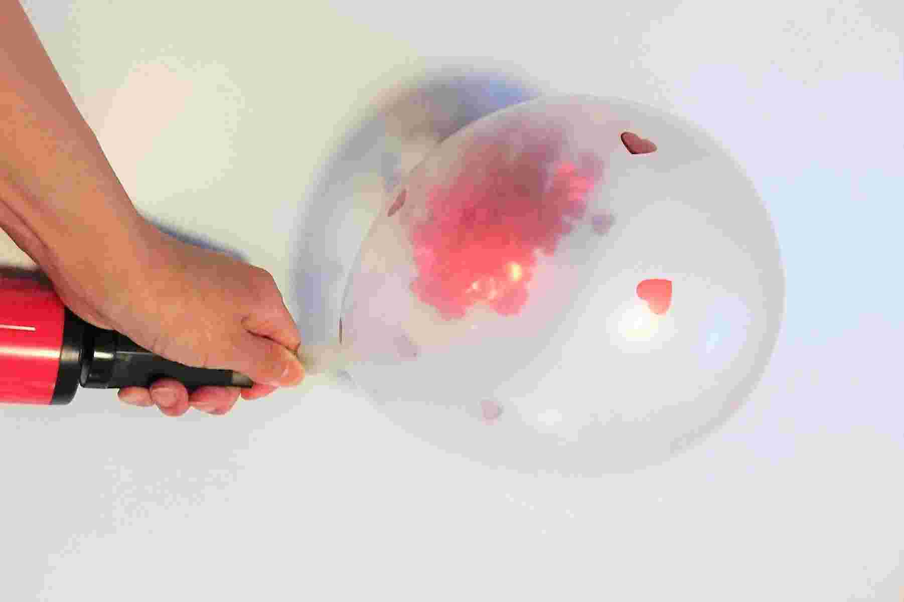 コンフェッティバルーンに空気を入れている様子