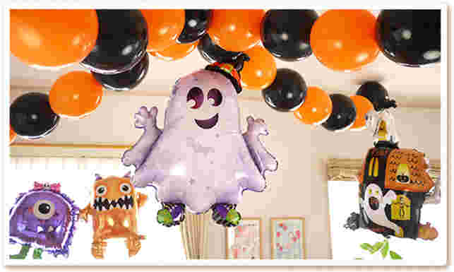 ハロウィンのアルミバルーンと風船で飾り付けた部屋