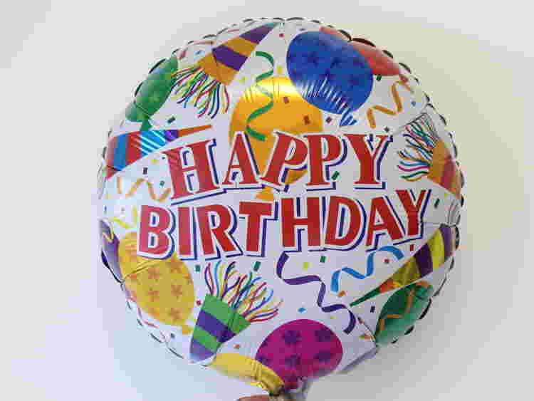 happybirthdayとメッセージが書いた丸いバルーン