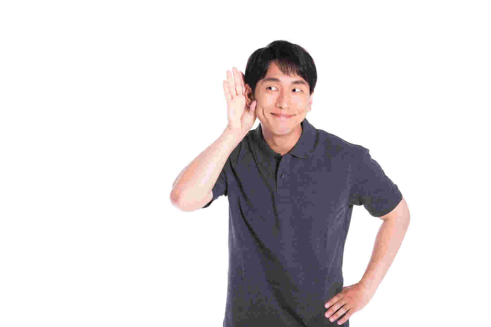 聞き耳を立てる男性