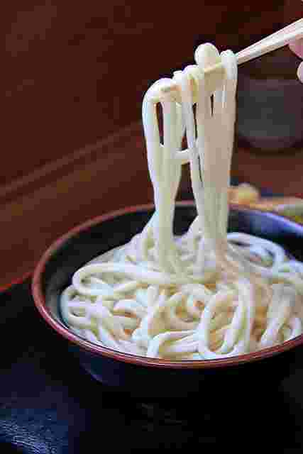 うどんを持ち上げている