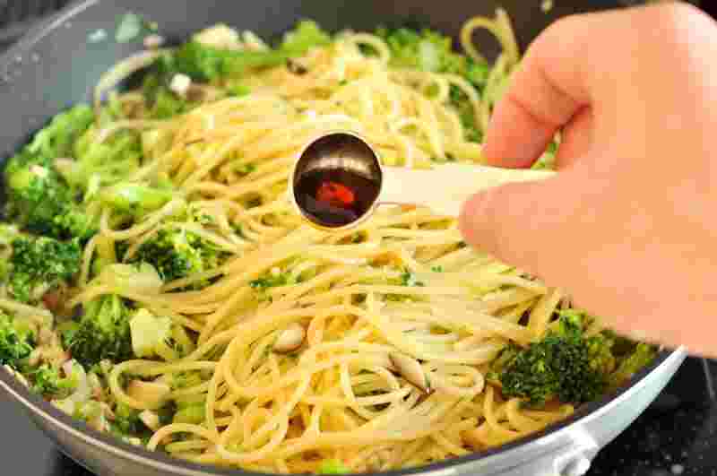 フライパンで炒めているパスタ
