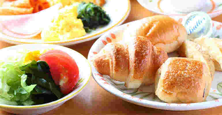 サイゼリヤの朝食バイキングのパンとサラダ