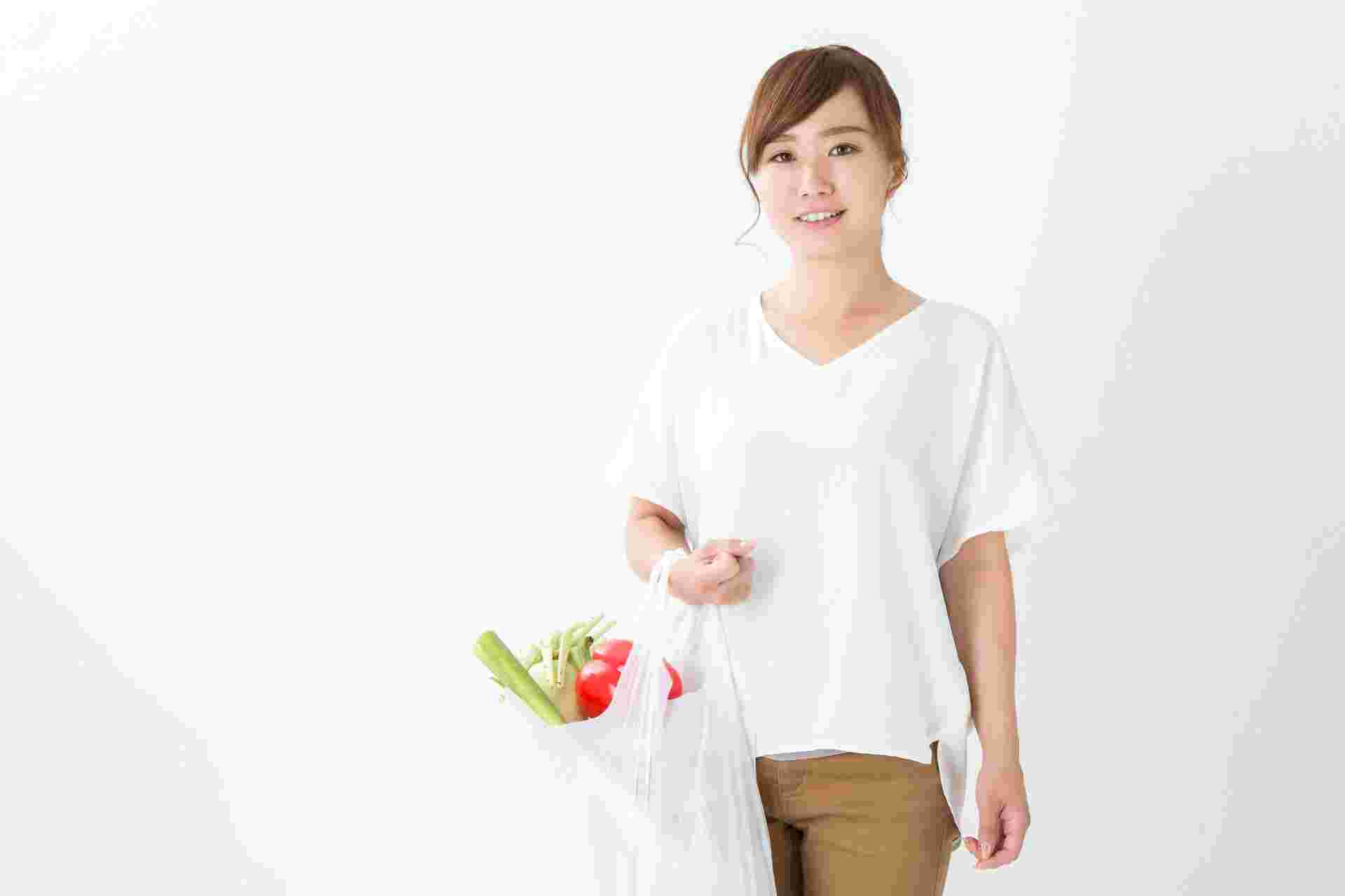 買い物袋を持っている女性