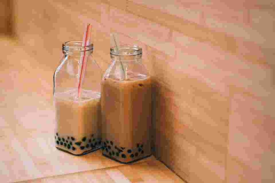 タピオカドリンクが入ったガラスの瓶が並んでいる様子