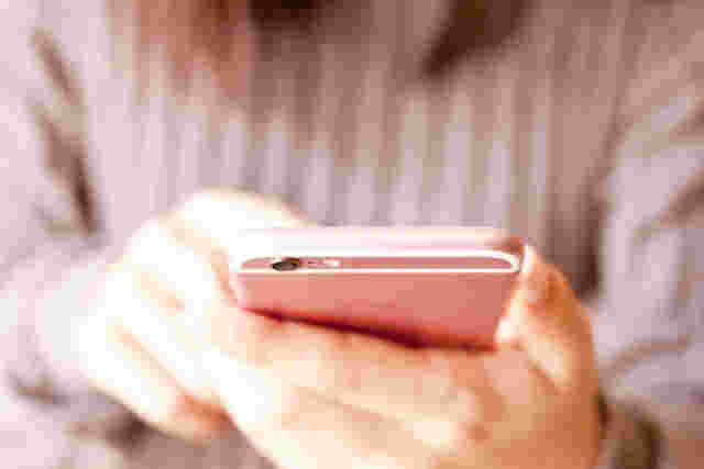 スマホを操作している様子