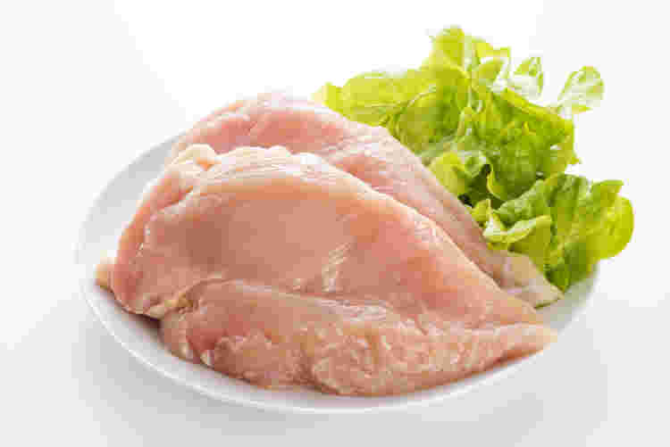 お皿にのせた鶏むね肉