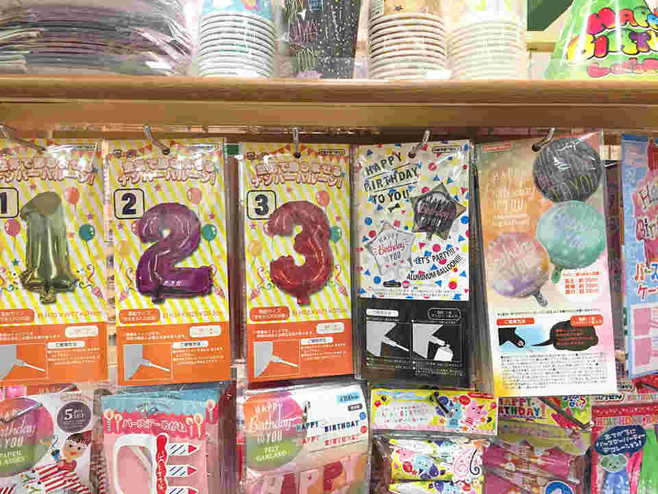 パーティーグッズ売り場に陳列されているバルーン