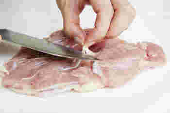 鶏肉のドリップを取り除いている様子