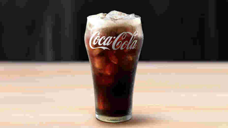 コップに入ったコーラの画像