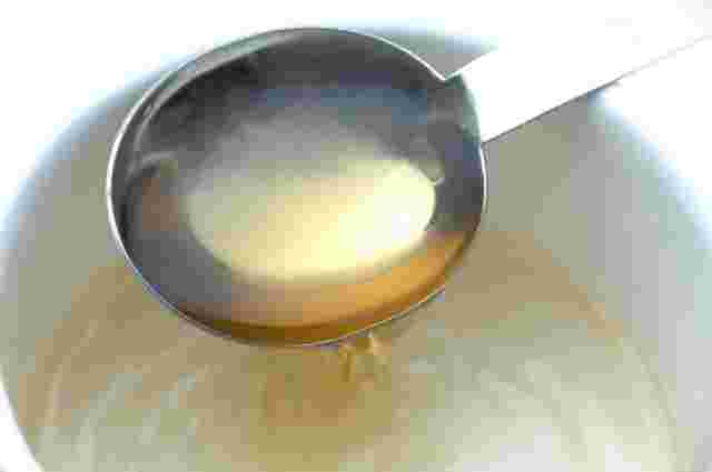 酢を軽量スプーンですくっている様子