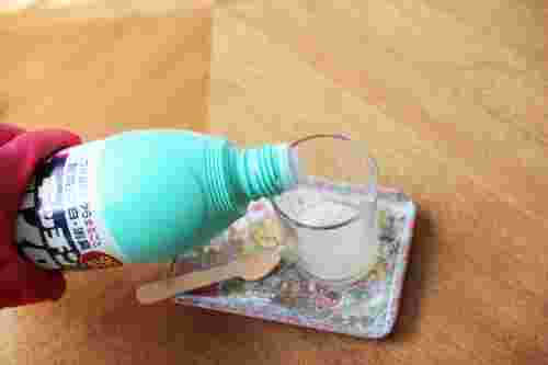 片栗粉と漂白剤を混ぜている様子