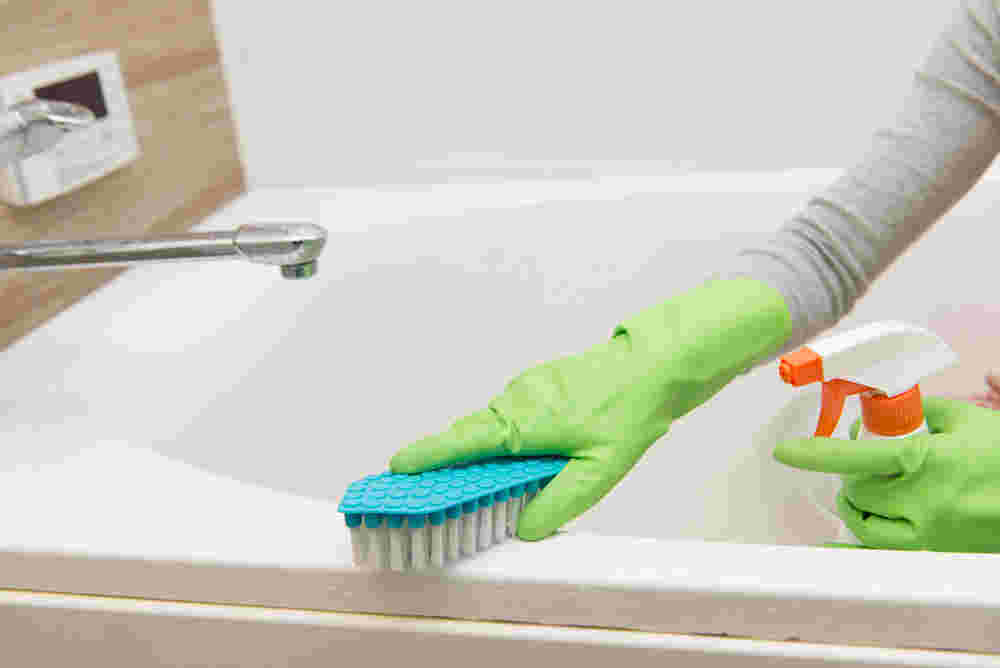 ブラシで塗っている様子