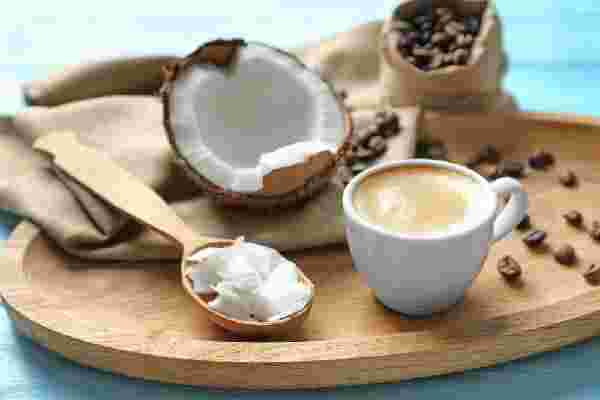 スプーンですくったココナッツオイルとコーヒー