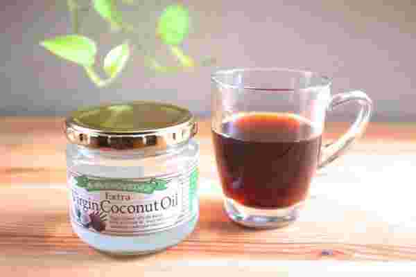 コーヒーと瓶に入ったココナッツオイル