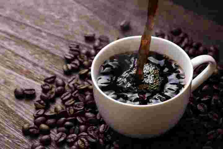 コーヒーを注ぐ様子