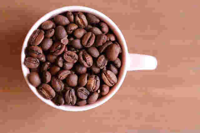 カップにコーヒー豆が入っている