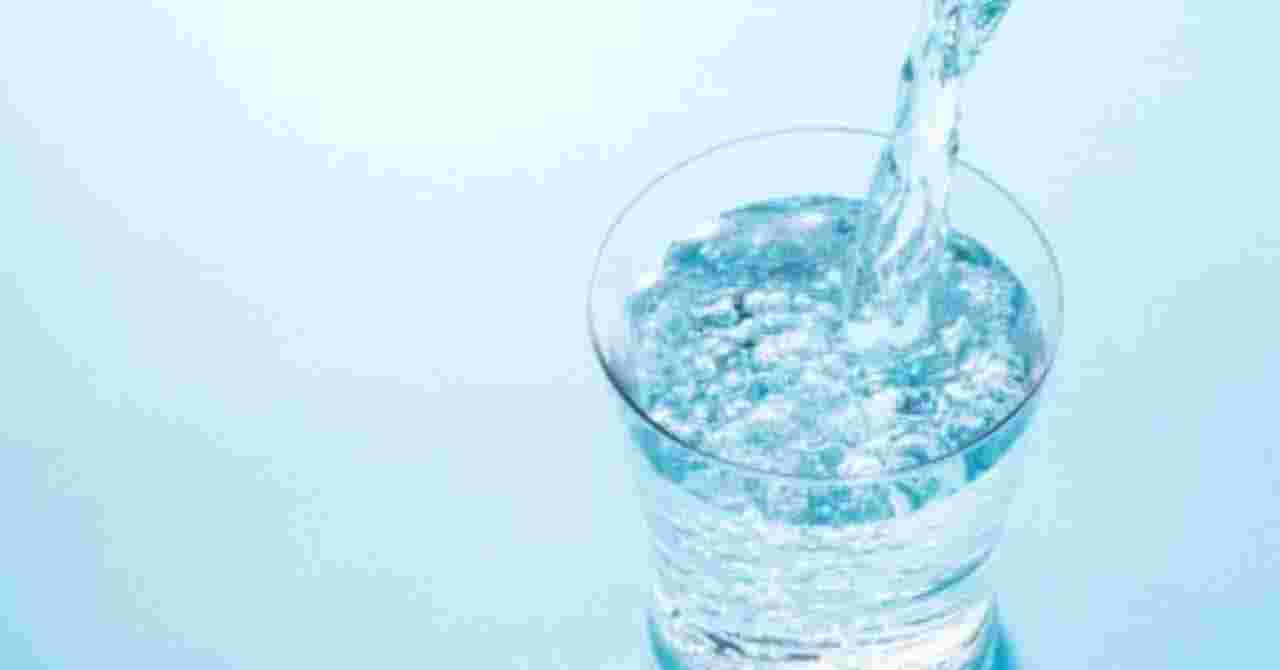 コップに注がれた水の画像