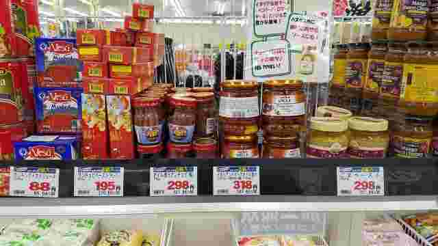業務スーパーの輸入食品の棚