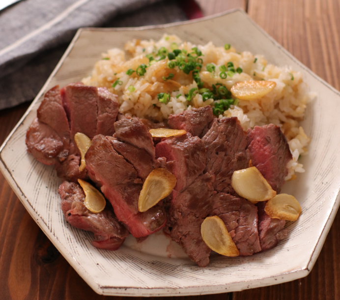 ラムももステーキ ガーリック焼き飯添え